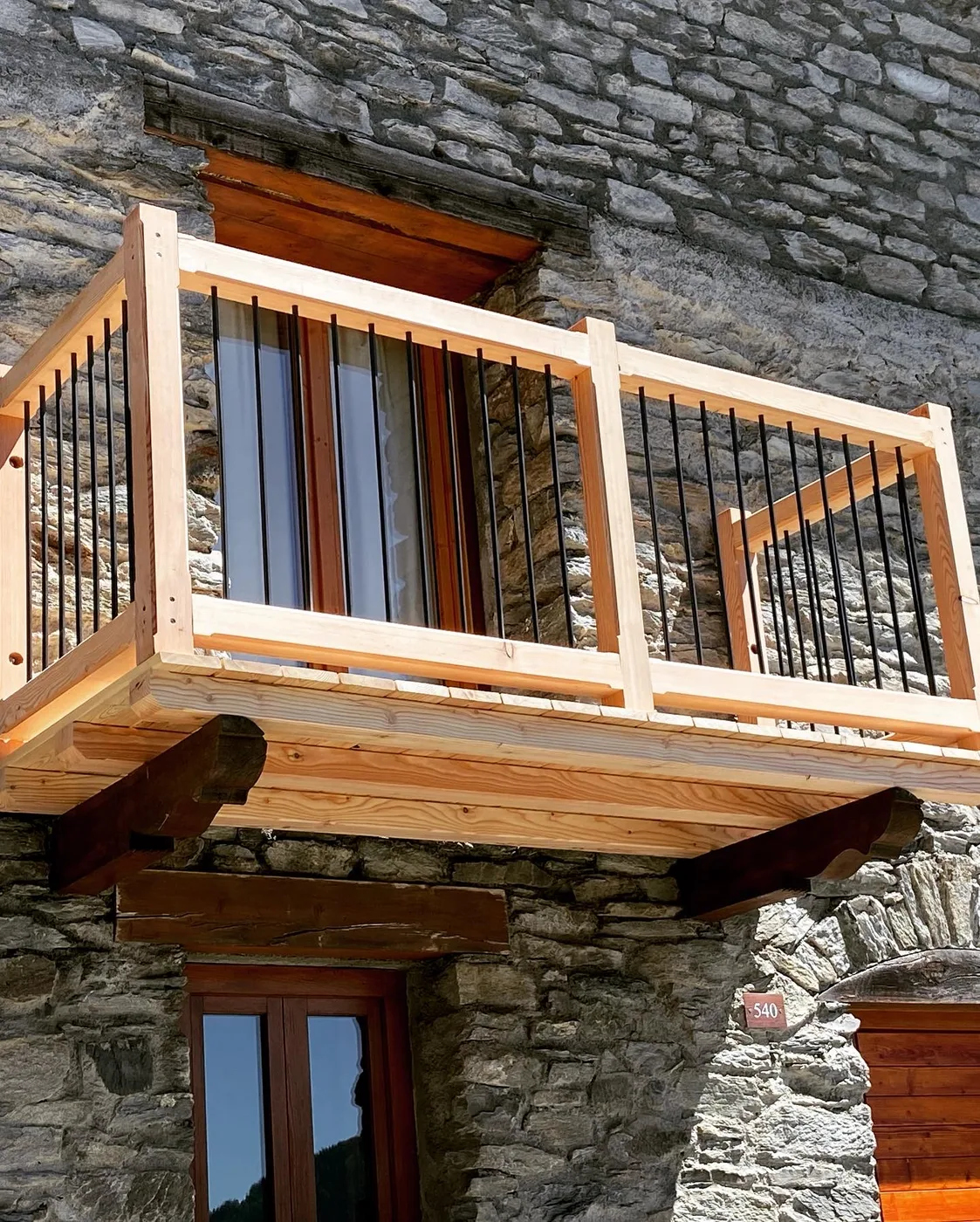 Balcon en mélèze massif avec garde-corps acier noir, Les Laix