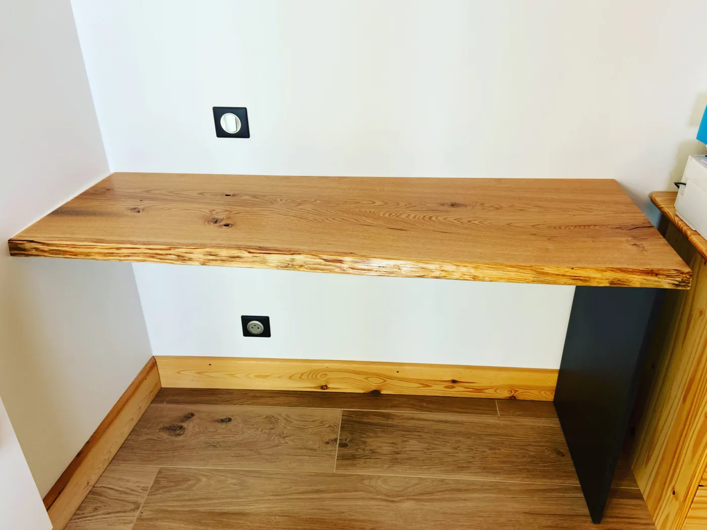 Bureau sur mesure en chêne et Valchromat noir
